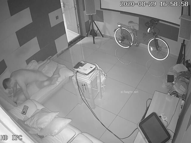 黑客破解网络摄像头监控偷拍养生馆理疗体验房间胖哥抱起女理疗师到沙发的贵妃躺上干炮