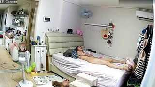 《破解家庭摄像头》几个家里没有男人空虚寂寞冷的骚妇用手自慰个个手法娴熟