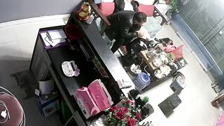《破解家庭摄像头》监控偷拍鲜花店老板娘在大厅给情夫吹箫闺蜜突然出现把她支开继续口爆