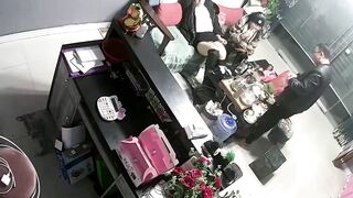 《破解家庭摄像头》监控偷拍鲜花店老板娘在大厅给情夫吹箫闺蜜突然出现把她支开继续口爆