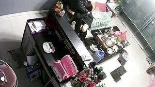 《破解家庭摄像头》监控偷拍鲜花店老板娘在大厅给情夫吹箫闺蜜突然出现把她支开继续口爆