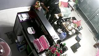 《破解家庭摄像头》监控偷拍鲜花店老板娘在大厅给情夫吹箫闺蜜突然出现把她支开继续口爆