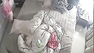 《破解家庭网络摄像头》偷拍老公上夜班回家性勃起床边草睡睡中的媳妇无套内射