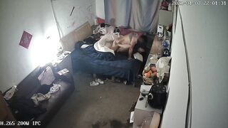 《破解家庭网络摄像头》监控偷拍爸爸和妈妈在操逼孩子在一旁淡定玩手机