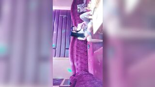 【歌厅探花陈先生】，商K达人，设备清晰度升级，苗条漂亮小姐姐合唱几曲，脱光沙发干，淫水不少擦好久