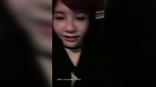 知名骚货吴梦梦KTV内淫乱，全程露脸边唱歌边骚，漏着奶子坐在小哥腿上喂他吃，主动上位抽插给小哥舔鸡巴