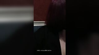 知名骚货吴梦梦KTV内淫乱，全程露脸边唱歌边骚，漏着奶子坐在小哥腿上喂他吃，主动上位抽插给小哥舔鸡巴