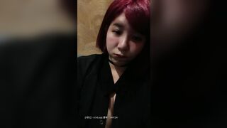 知名骚货吴梦梦KTV内淫乱，全程露脸边唱歌边骚，漏着奶子坐在小哥腿上喂他吃，主动上位抽插给小哥舔鸡巴