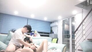 口味有点屌的《山鸡探花》约炮30多岁的饥渴良家少妇在家里客厅沙发上激情啪啪