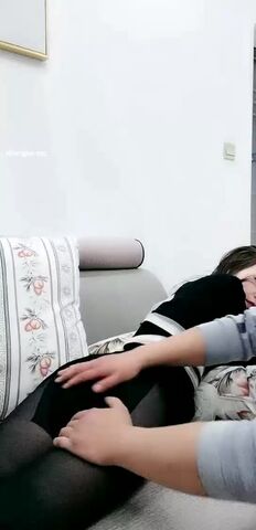 高颜值网红美女【小九儿呀】学生妹超大胆！约两大叔回家玩3P  激情沙发轮操小逼太嫩都给操肿了 高清源码无水印