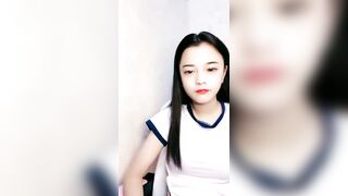 【麻花免费视频】【麻花免费视频】18长相清纯甜美萝莉全裸自摸诱惑，撩起衣服揉捏奶子，脱光光坐椅子上摸逼，毛毛挺浓密掰穴看着非常诱人