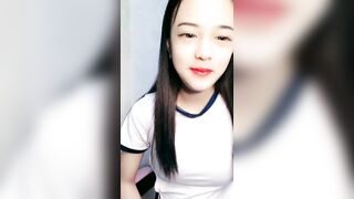 【麻花免费视频】【麻花免费视频】18长相清纯甜美萝莉全裸自摸诱惑，撩起衣服揉捏奶子，脱光光坐椅子上摸逼，毛毛挺浓密掰穴看着非常诱人