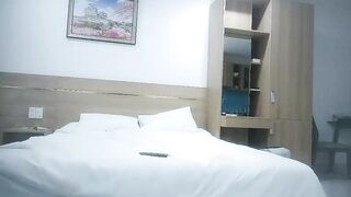 【麻花免费视频】午夜7寻花徒弟约越南大奶妹，性感吊带舌吻互摸，舔逼手指扣穴特写口交，69翘起屁股后入大屁股猛操