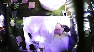 【麻花免费视频】2021四月新流出情趣酒店浴缸房上帝视角偷拍精瘦小哥约少妇滚床单翻云覆雨