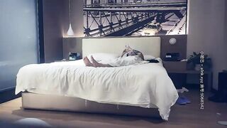 【麻花免费视频】5555小天牛仔裤花臂纹身妹第二炮，穿上衣服金手指摸的妹子啊啊叫，69姿势舔逼抱起来猛烈撞击