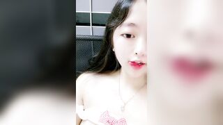 【麻花免费视频】97年童颜卡哇伊红唇新人萌妹露逼诱惑，拨开内裤掰开嫩穴特写，非常粉嫩脱下内裤揉搓奶子，呻吟娇喘好听很是诱人