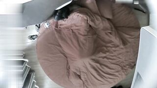 【麻花免费视频】情趣酒店红色大圆床上帝视角偷拍晚上加完班和女同事开房貌似套子不合适都掉到逼里了