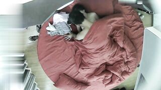 【麻花免费视频】情趣酒店红色大圆床上帝视角偷拍晚上加完班和女同事开房貌似套子不合适都掉到逼里了