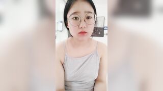 【麻花免费视频】我在玩手机，穿着灰色吊带的妹妹戴着她的大镜子给我口爆，自己上来观音坐莲，后入啪啪啪