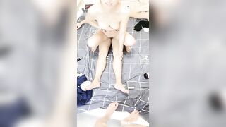 【麻花免费视频】江西小夫妻攜手下海,小媳婦身材嬌小,看著年紀不大和粉絲一起3P,翹著大白屁股等待插入