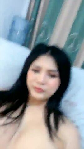 【麻花免费视频】长相甜美新人妹子独自一人在家自慰，脱下裙子揉捏大奶子，假屌深喉口交特写抽插，毛毛浓密跳蛋塞入浴室洗澡