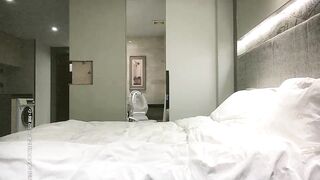 【麻花免费视频】小哥深夜约了位网红脸时尚性感大美女,叫床又嗲又淫荡,搞完后又加点钱让她帮忙打飞机,太能叫了.国语!