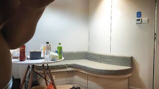 源码高清录制《专找老阿姨》深夜约了个生意不错的灰发小妹上门服务警惕性很高差点被她发现偷拍