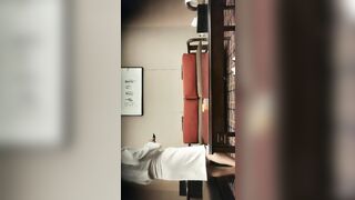 【麻花免费视频】素人丶外围原千人斩好身材高素质外围妹，镜头前特写口交桌子上操，抬起双腿抽插撞击，太大搞得妹子受不了