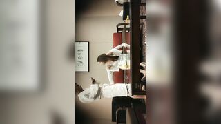 【麻花免费视频】素人丶外围原千人斩好身材高素质外围妹，镜头前特写口交桌子上操，抬起双腿抽插撞击，太大搞得妹子受不了