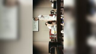 【麻花免费视频】素人丶外围原千人斩好身材高素质外围妹，镜头前特写口交桌子上操，抬起双腿抽插撞击，太大搞得妹子受不了