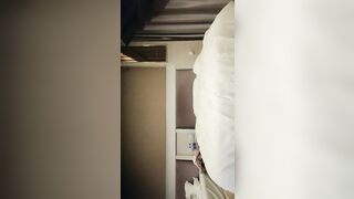 【麻花免费视频】素人丶打野原千人斩背带裤萌妹操哭哇哇叫，花臂纹身让妹子自己自慰，侧入猛操太大妹子受不了，后入大力撞击