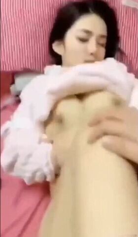 【麻花免费视频】送心仪已久女神回家在rio鸡尾酒里加了东西待她熟睡后扒光肏她太激动了没坚持多久就交货了