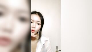 【麻花免费视频】小人妻约操隔壁男大鸡巴看见就硬主动上位