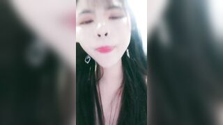 【麻花免费视频】水蜜桃小妹近距离玩弄淫穴展示洞洞深度