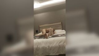 【麻花免费视频】熟女酒店约操小哥玩弄主动上位抽插内射