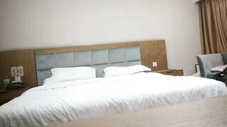 无情的屌约操网红外围女掏出JB就让妹子吸01