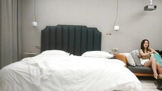 【麻花免费视频】无情的屌约操网红脸骚女跪地深喉大屌02