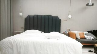 【麻花免费视频】无情的屌约操网红脸骚女跪地深喉大屌02