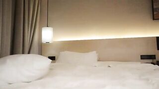 【麻花免费视频】苗条妹子沙发舌吻调情坐在身上张开双腿摸逼