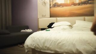 【麻花免费视频】大屌生无可恋外围女神爆操骚逼高潮中01