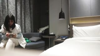 【麻花免费视频】大屌男酒店约操极品外围上位抽插高潮01