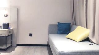 【麻花免费视频】肌肉男约了个高颜值妹子啪啪黑丝扣弄粉穴