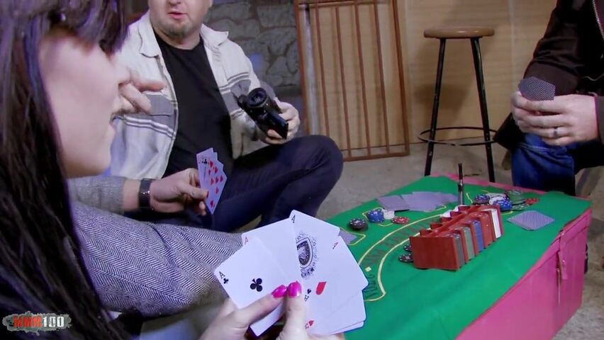 【麻花免费视频】丰满的荡妇输钱后决定用屁眼支付扑克赌资