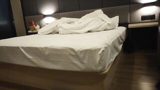 【麻花免费视频】冈本龟田一郎约甜美嫩妹认真的舔屌后入插太深