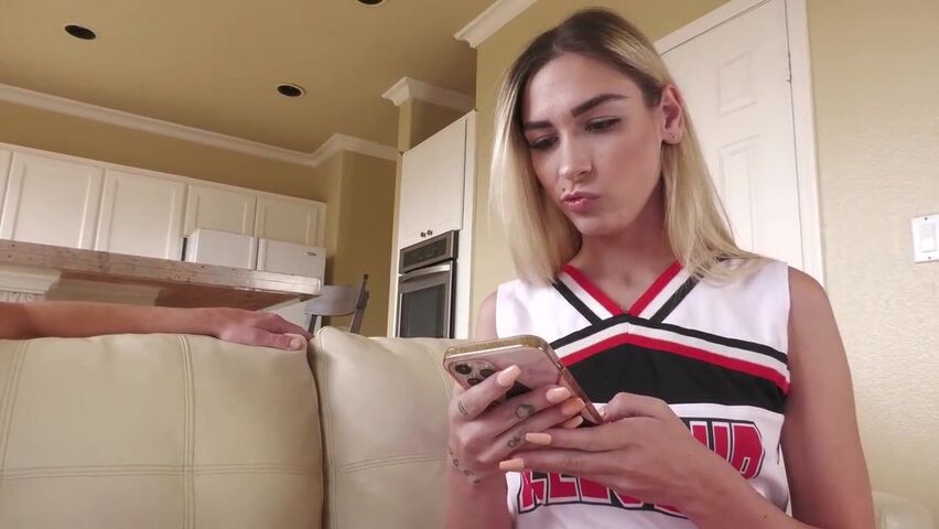 【麻花免费视频】啦啦队队长黛丽拉·戴因继父而被玩弄插逼高潮