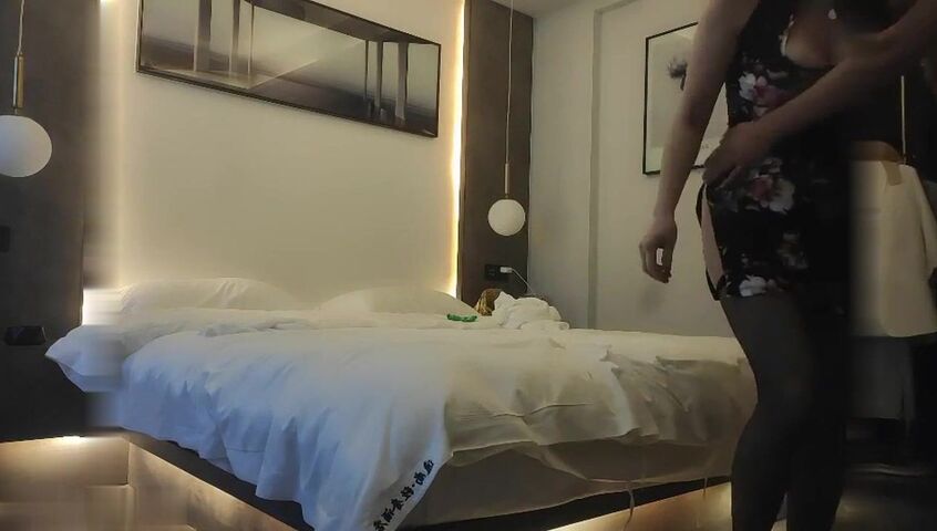 【麻花免费视频】外围女神旗袍黑丝白嫩美乳风情万种骑乘爆草