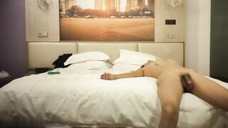 【麻花免费视频】大屌生无可恋清纯校园风外围女神爆操骚逼高潮