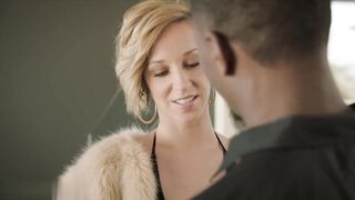 【麻花免费视频】性感的女人和英国广播公司职员在卧室做爱