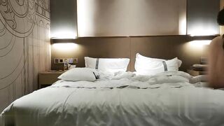 【麻花免费视频】格子外套粉帽萌妹子摸逼特写口交床边大力抽插