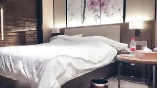 【麻花免费视频】约操小熊帽可爱女孩啪啪操操到高潮浪叫